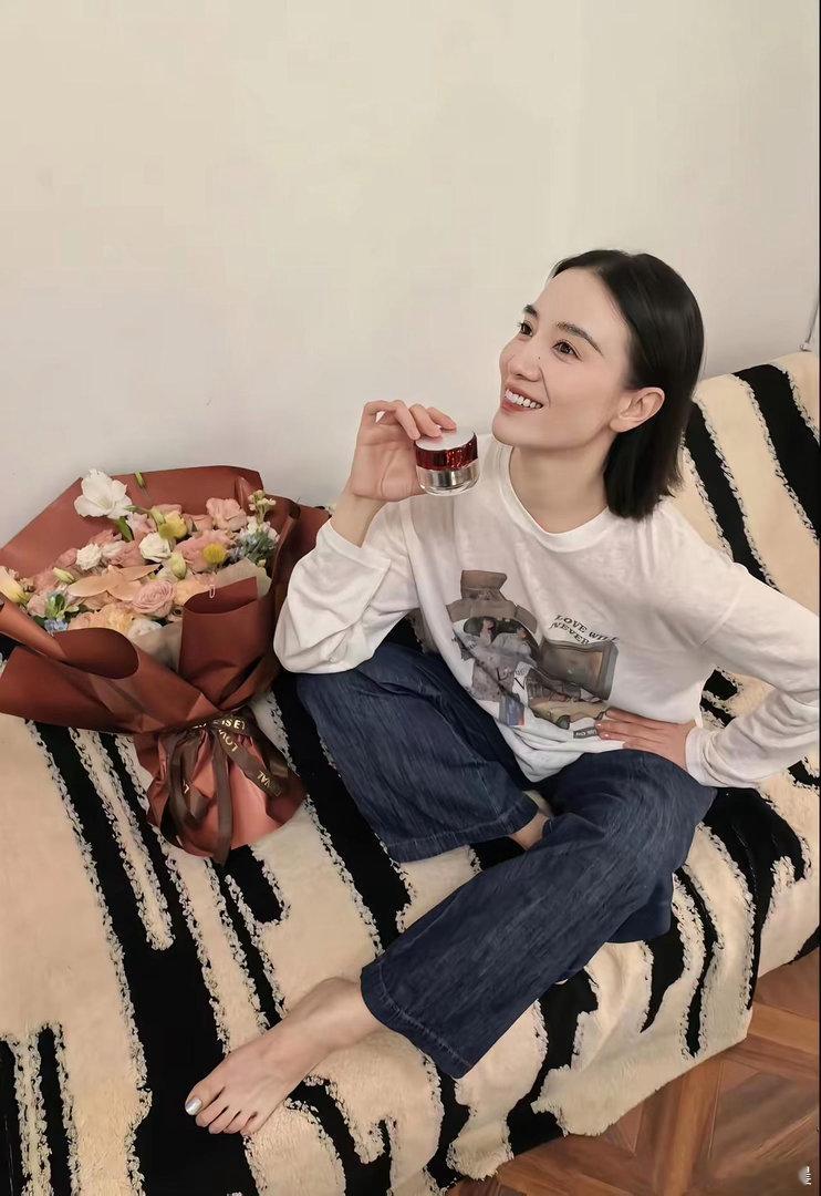 宋佳脚趾纤细修长，脚型精致好看，处处透着优雅质感 ​​​