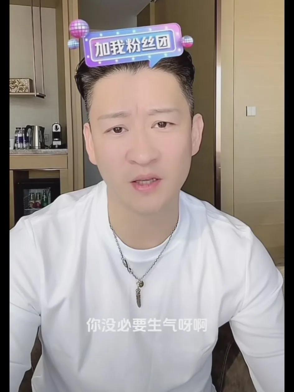 曹云金暗讽郭德纲打压徒弟！昨天曹云金直播时表示：我希望徒弟能踩着我的肩膀往上走，