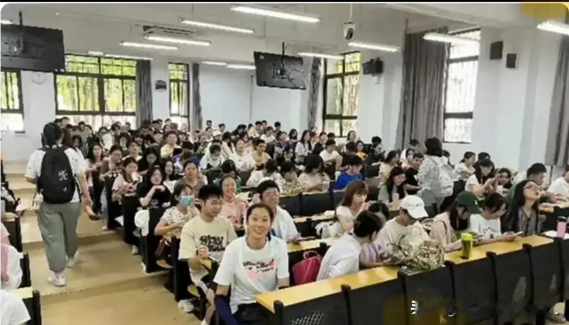 #排球明星那些事# 
优秀的人，总能管理好自己的时间，因为她们的人生目标非常明确
