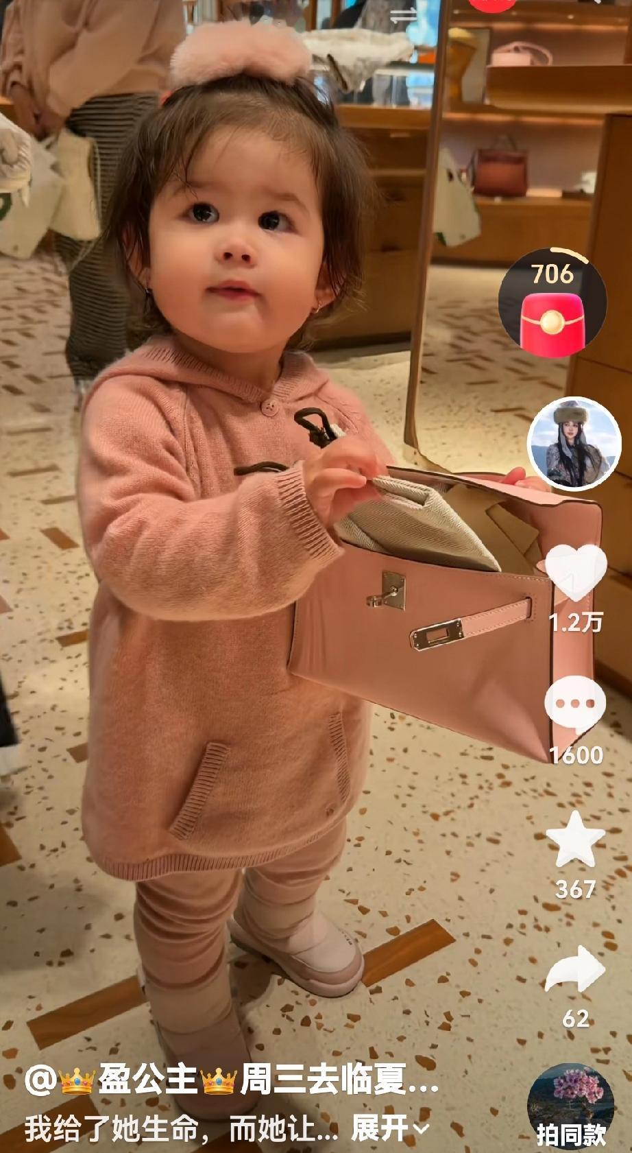 爱美的小凯莉，学着妈妈的样子，尝试穿高跟鞋。样子乖巧可爱。简直洋娃娃一枚。[比心