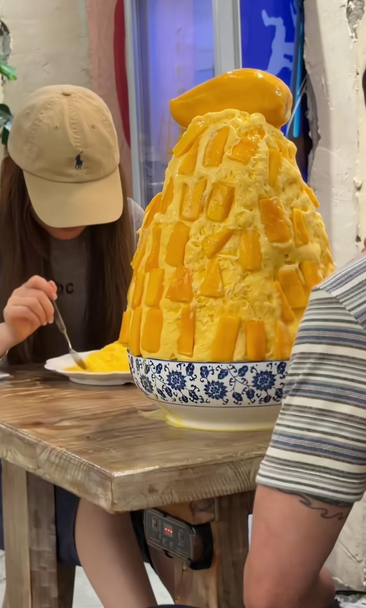 这种芒果冰吃过吗？如果不是亲眼所见，你们可能会觉得是AI