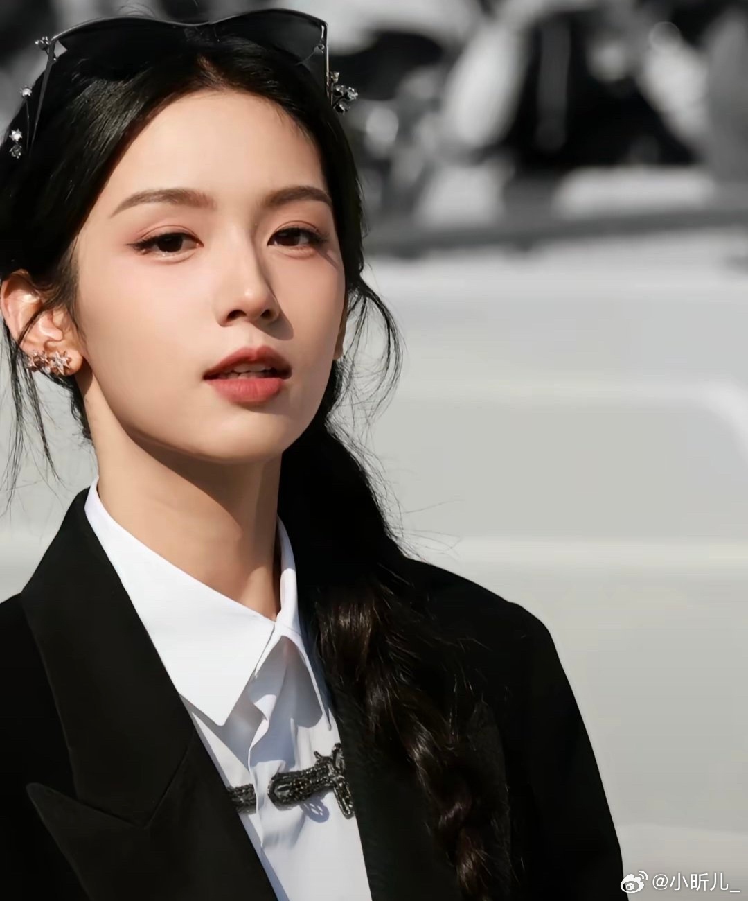 周也 油画里走出来的少女可爱的她有侧面线条像雕塑一样精致，静时清冷带感，笑起来露