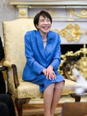 高市早苗访美归来秒变脸，嘴上喊“冷静”，称希望与中方对话！

高市早苗前脚还在白