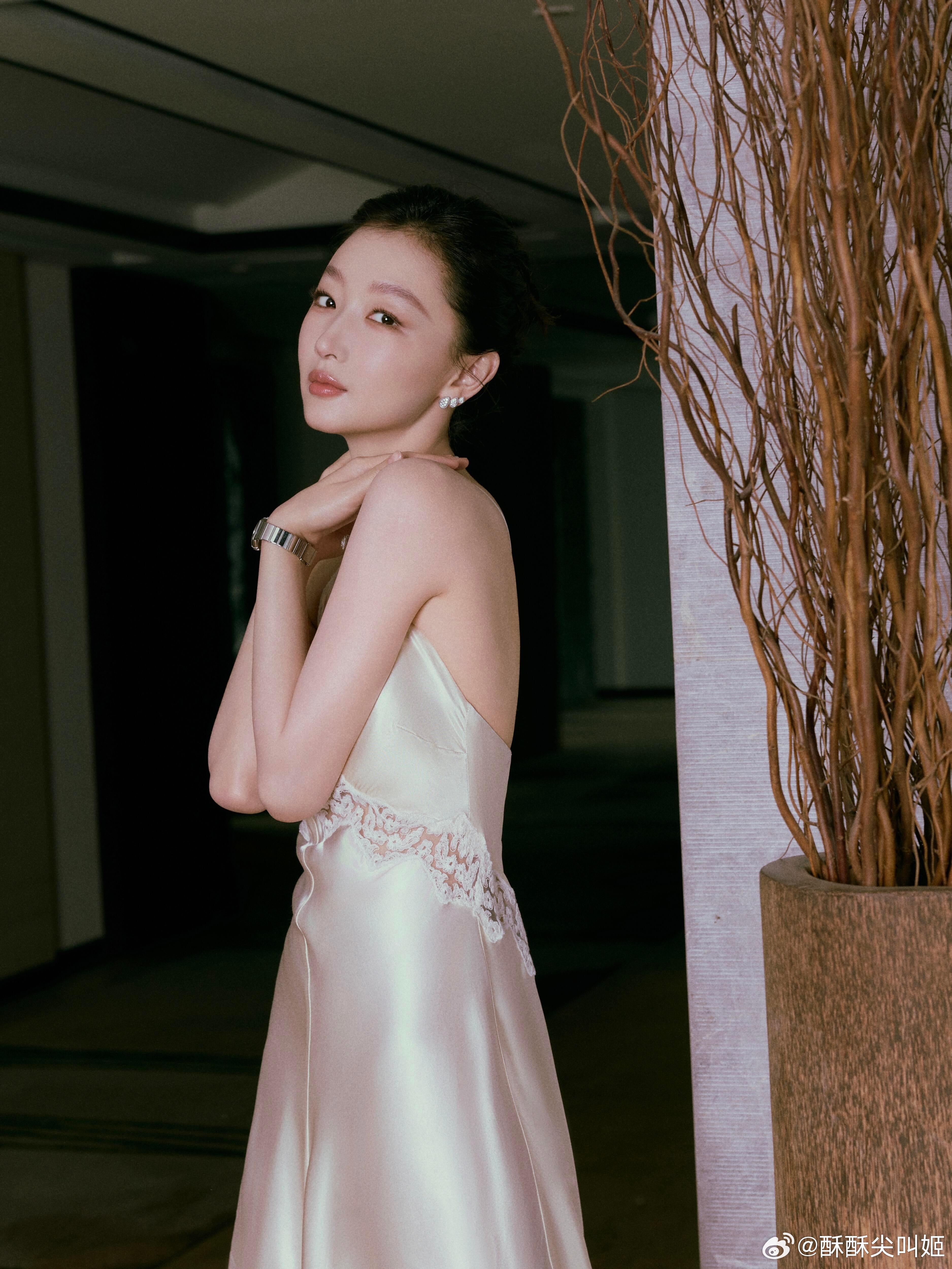 鬼见了周冬雨都得低头周五晚高疯周冬雨在密室完全冷脸萌啊！！！看上去小小一只甜妹以