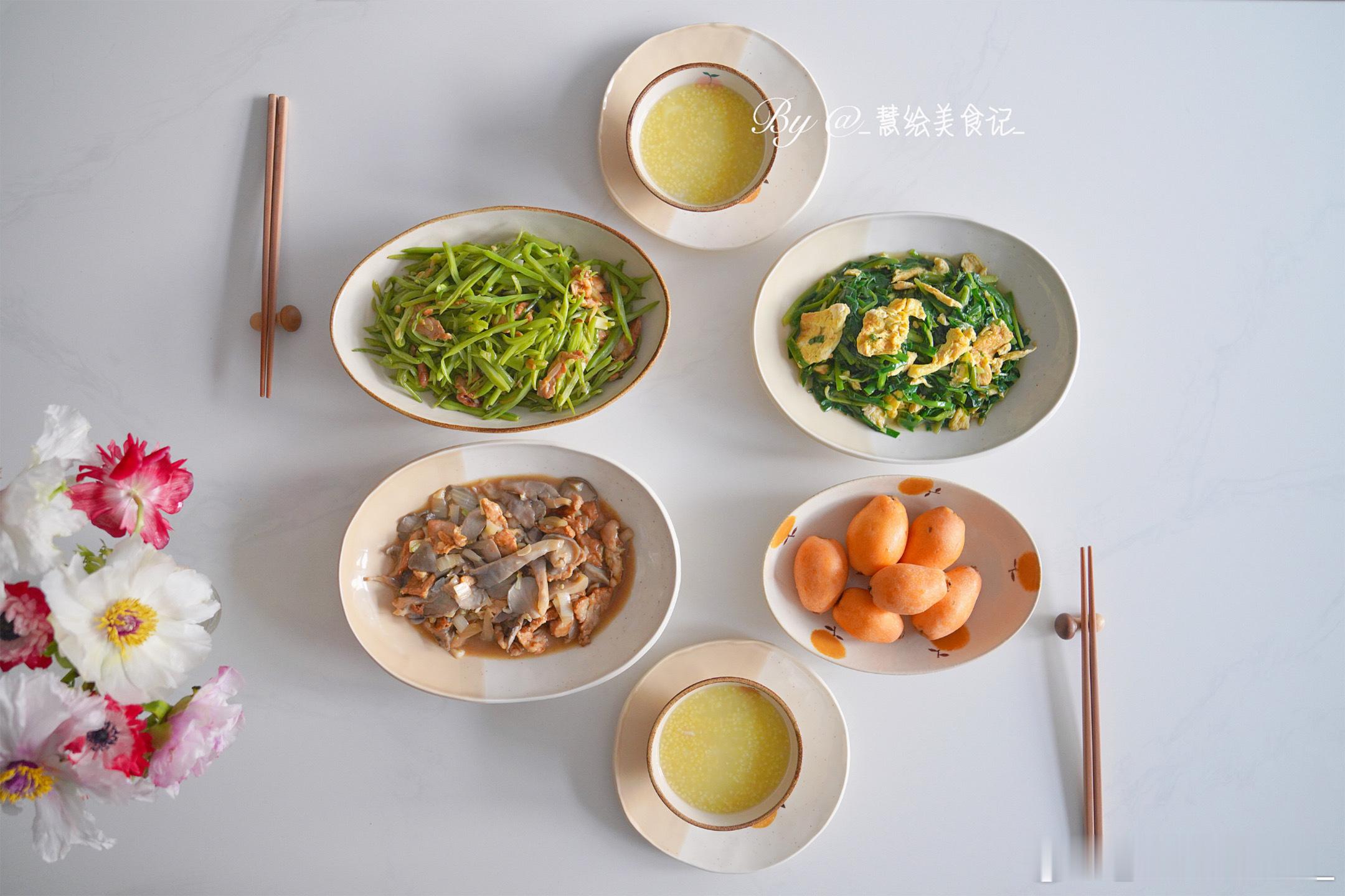 家常晚饭🍚豆角炒肉丝、韭菜炒鸡蛋、平菇肉皮、小米粥、枇杷~ ​​​
