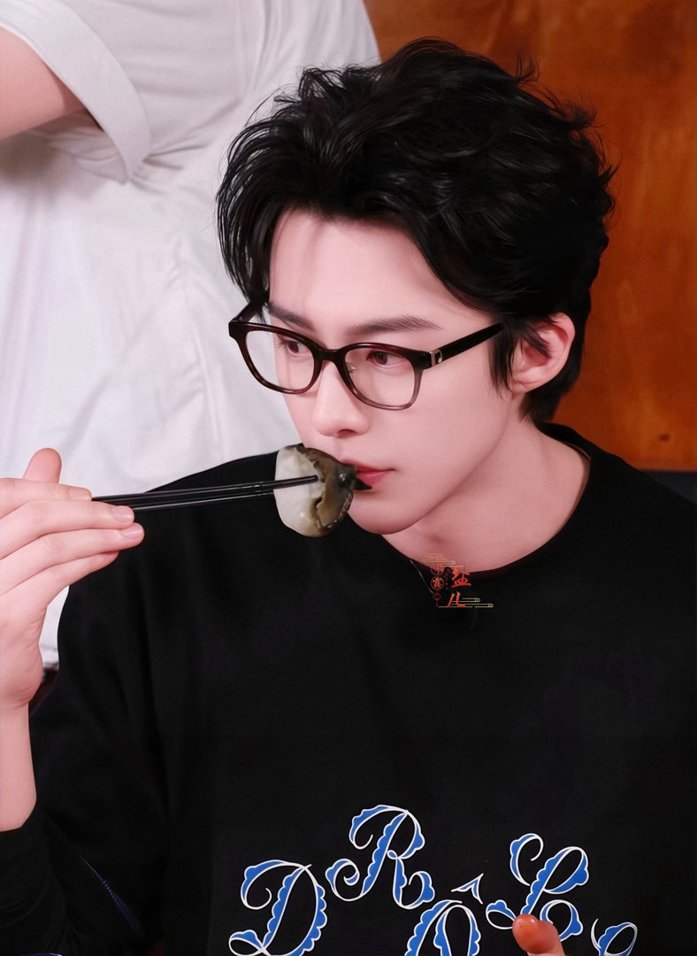 刘宇宁高原 灵动的眉眼藏着温柔，高挑的身形衬得气场开阔，动静之间切换自如，可盐可