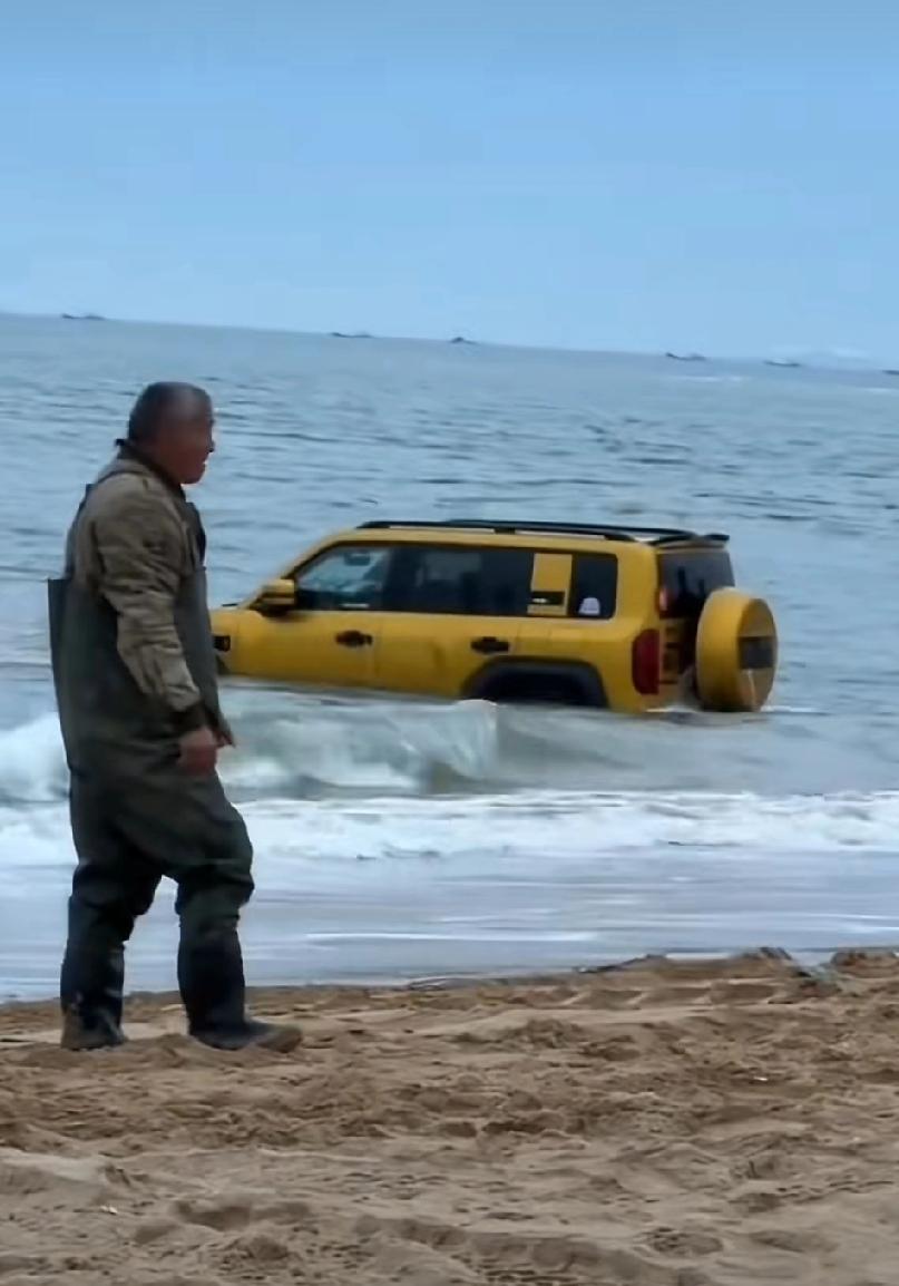 山东青岛。一辆方程豹越野车海边撒欢被困，车主嫌大型铲车1000元施救费太贵协商未