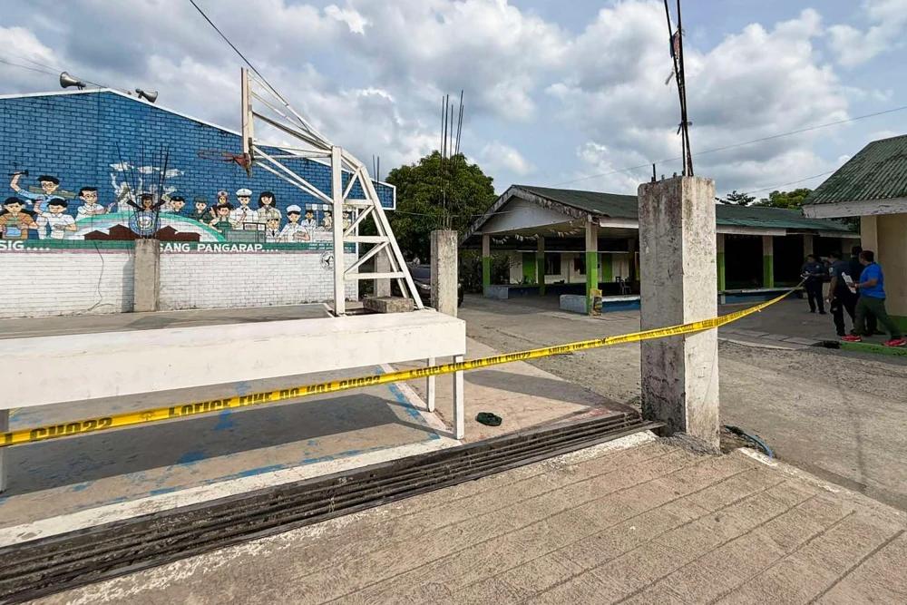 菲律宾高中枪击案后拘留的两名学生，造成3人死亡，20人受伤
警方称，周一，两名持