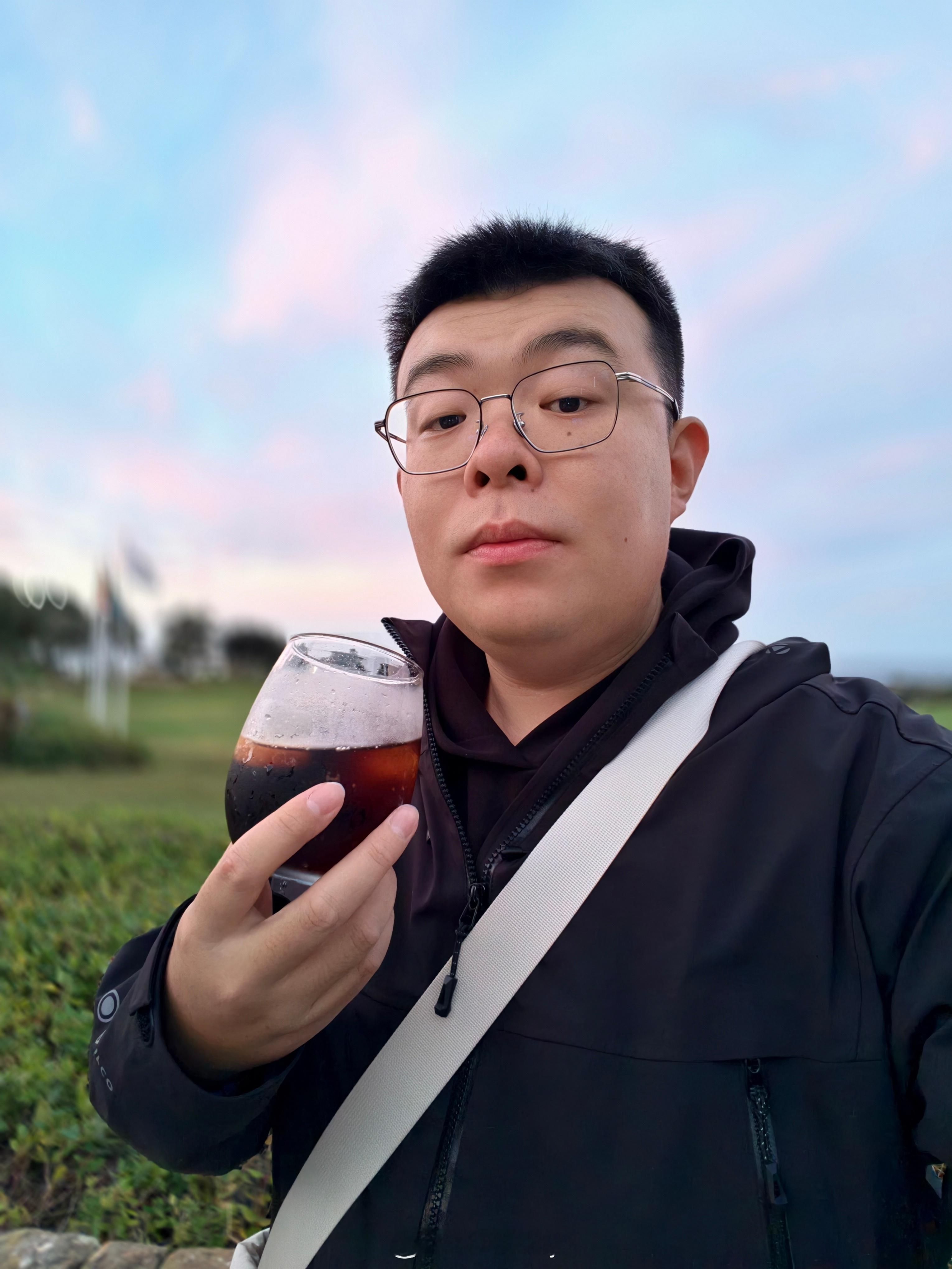 北京凌晨一点半，西班牙的晚餐才刚开始。粉红天空，好不好看。 西班牙