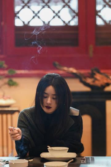 #赵丽颖目光中是看不清的情绪#赵丽颖的目光中蕴含着难以捉摸的情绪，似迷雾般神秘。