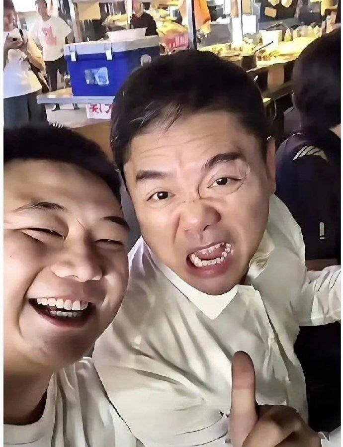 很多人可能都对刘强东有误解。我看有宿迁的网友在夜市碰到他，回来感慨：东哥那是真性