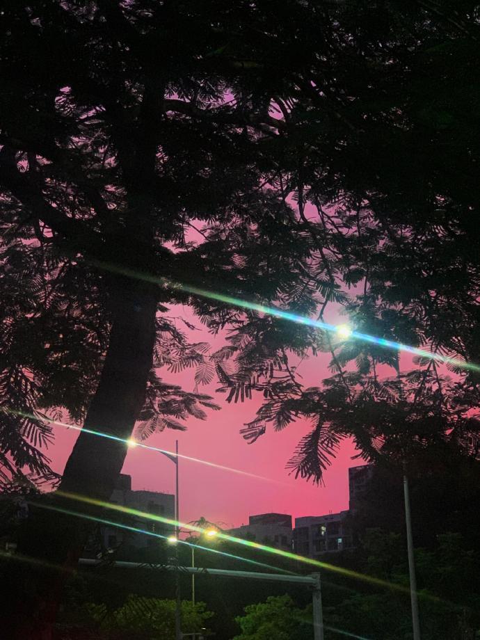 人生这张单程票，路上的风景比终点更重要。不必为打翻的牛奶哭泣，前方还有整片星空等