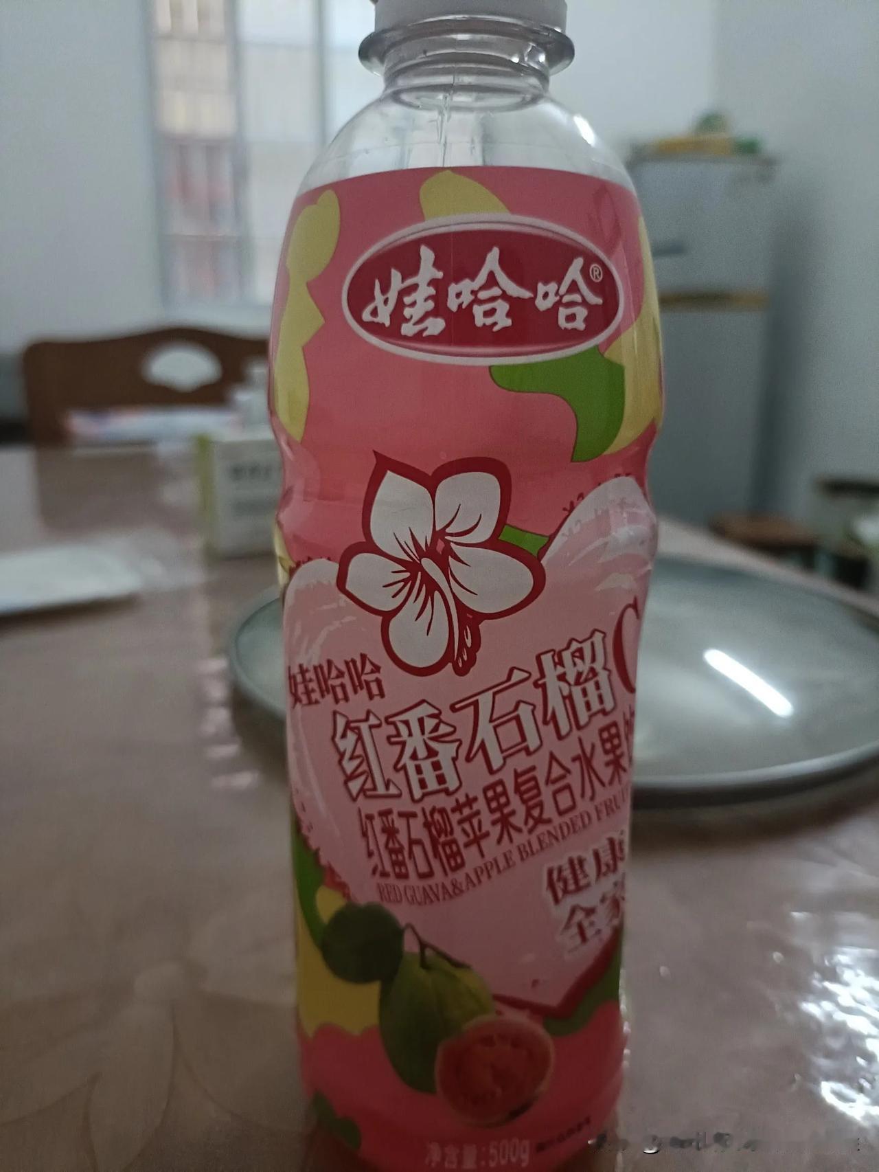 儿童节，
娃的学校搞活动，
毎个人都得带些吃的回学校，
顺手买了瓶饮料给，
据说