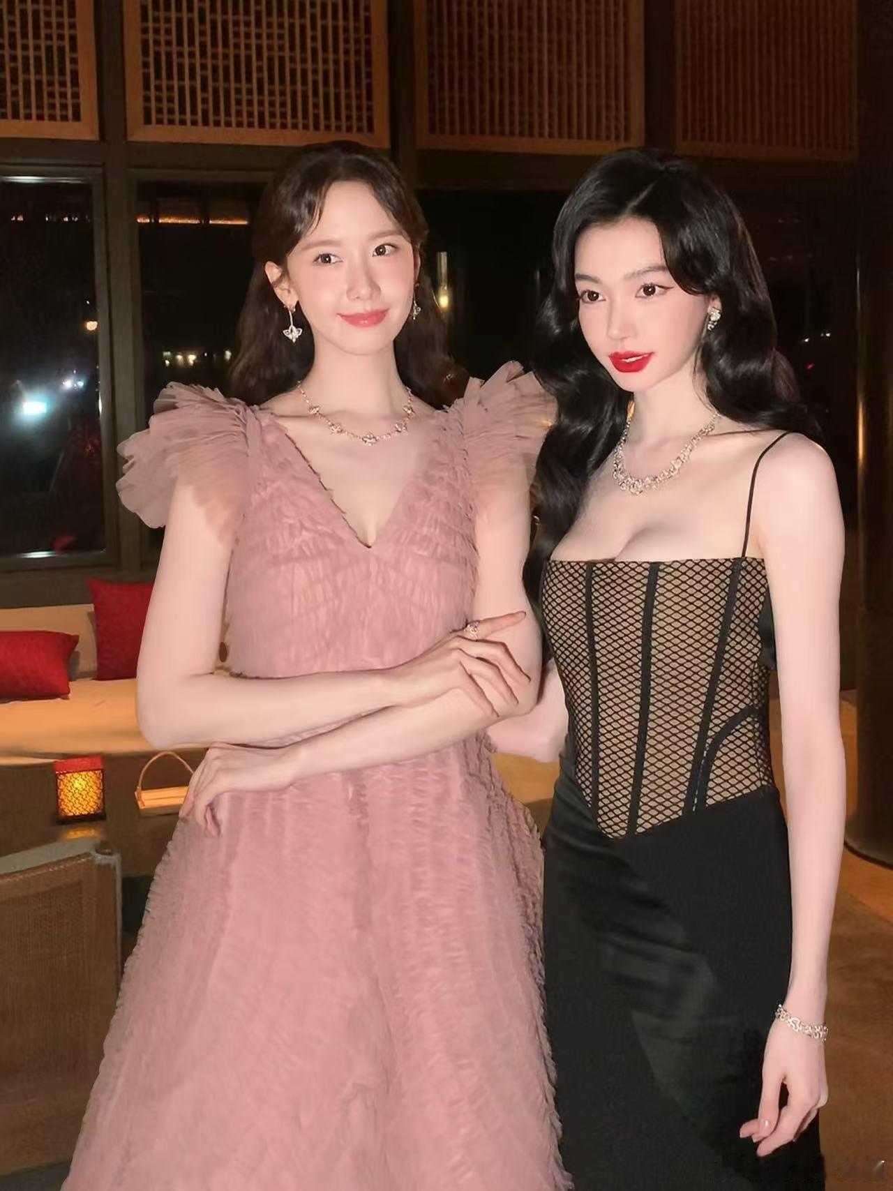 易梦玲[超话]易梦玲林允儿合照被这波美颜暴击了！允儿浑身散发治愈气息，梦玲举手投