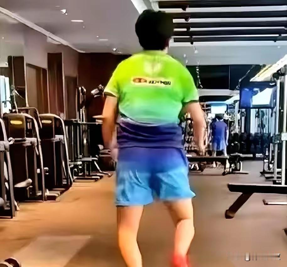 奇怪了！日本球员大部分都是o型腿！

但是张本美和怎么也是o形腿？
她可是四川姑