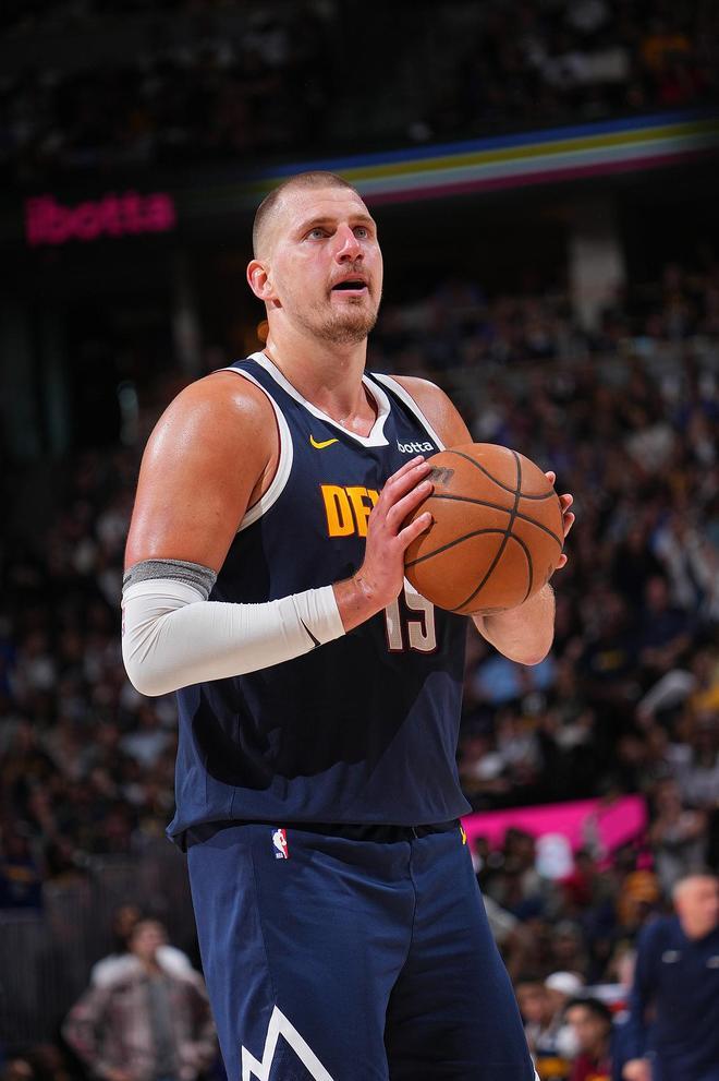 当今联盟第一人是谁 呢？那必须是约基奇了，他在今日战雷霆的比赛中，三节便拿下了三