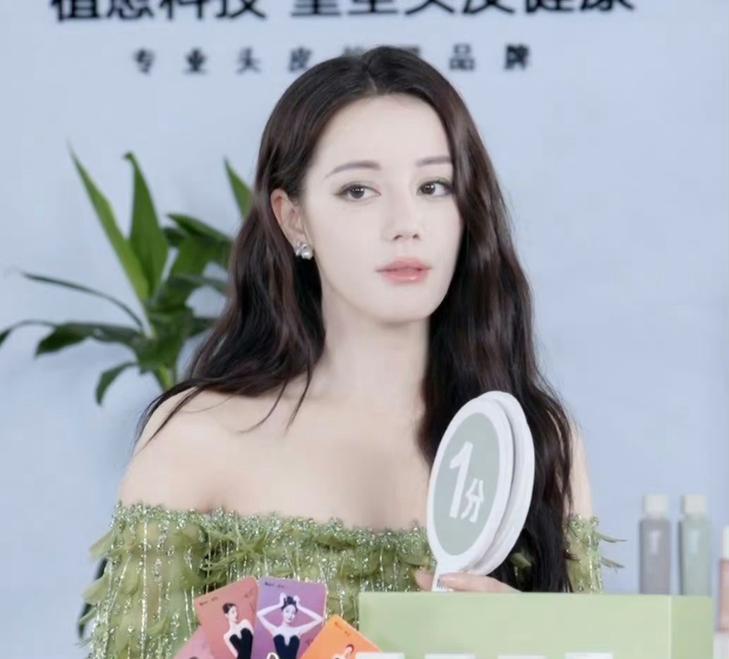 #迪丽热巴绿野仙踪造型#绿裙就已经很美了，还有绿色的眼影，我的妈呀[送花花]仙野