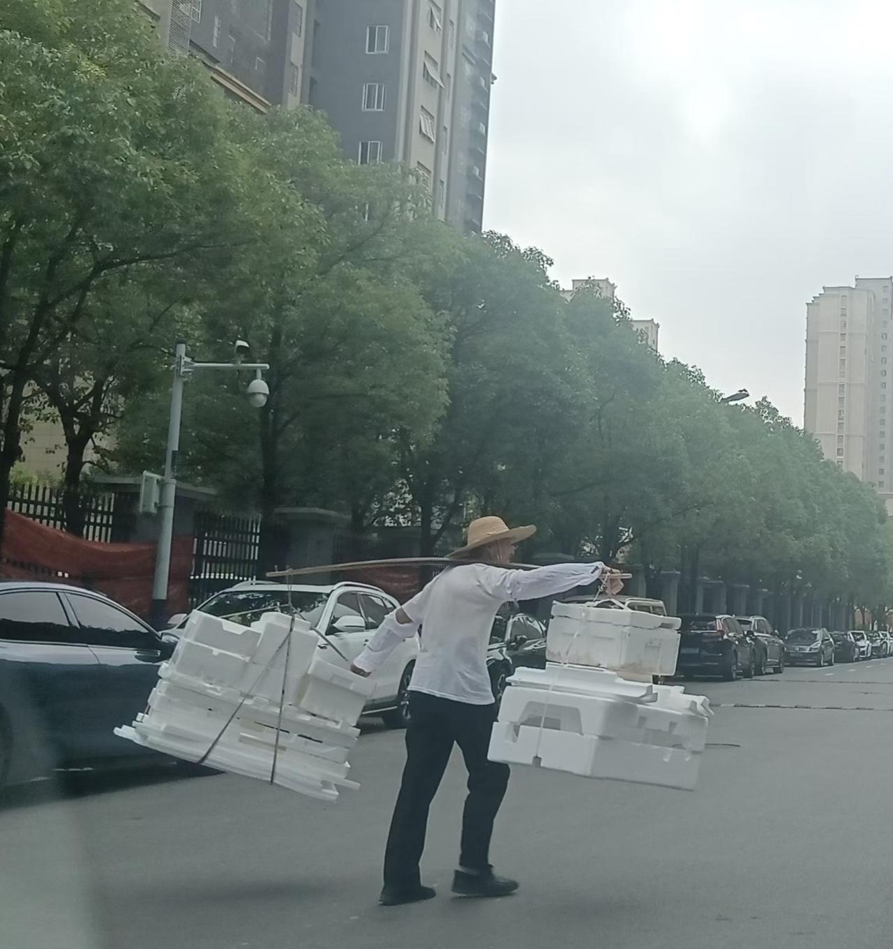谁的父亲谁的爸，也许是勤俭节约，吃苦耐劳的品德早已刻在骨子里，也许是一辈子习惯了