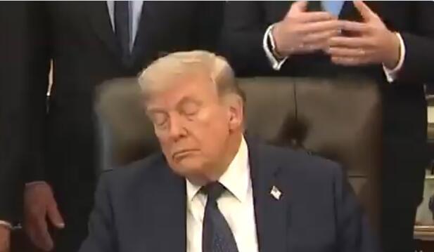 天道好轮回，回旋镖终究扎到了特朗普自己！

还记得当年特朗普是怎么损拜登的吗？他