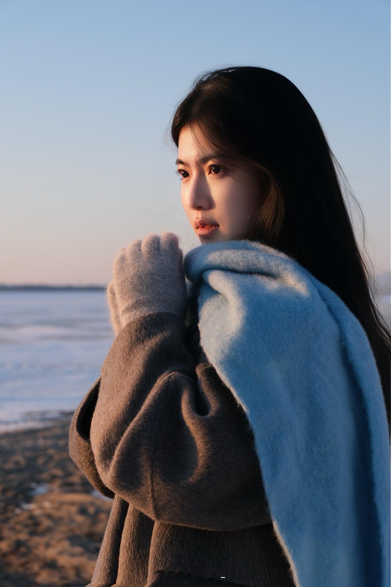 冬天是一封写得很慢的信，风是邮差，雪是落款 