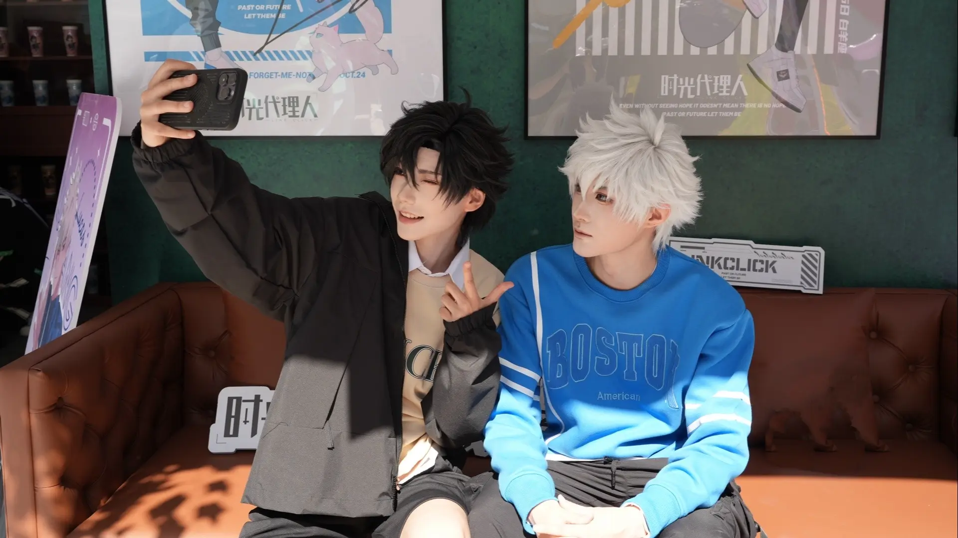 通过触摸这些照片。回到你还在的时候