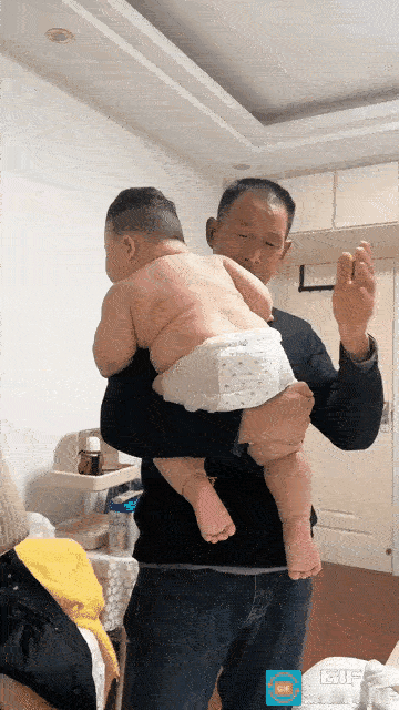 13个月宝宝重达38斤，浑身肉嘟嘟，网友：妥妥的隔代喂养梦中情娃！
 
视频中，