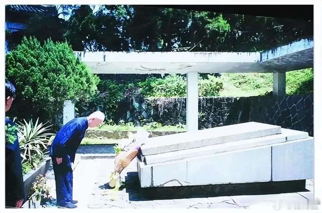 1999年，88岁高龄的季羡林前往台北刚下飞机他便手捧鲜花毕恭毕敬前往胡适墓园祭