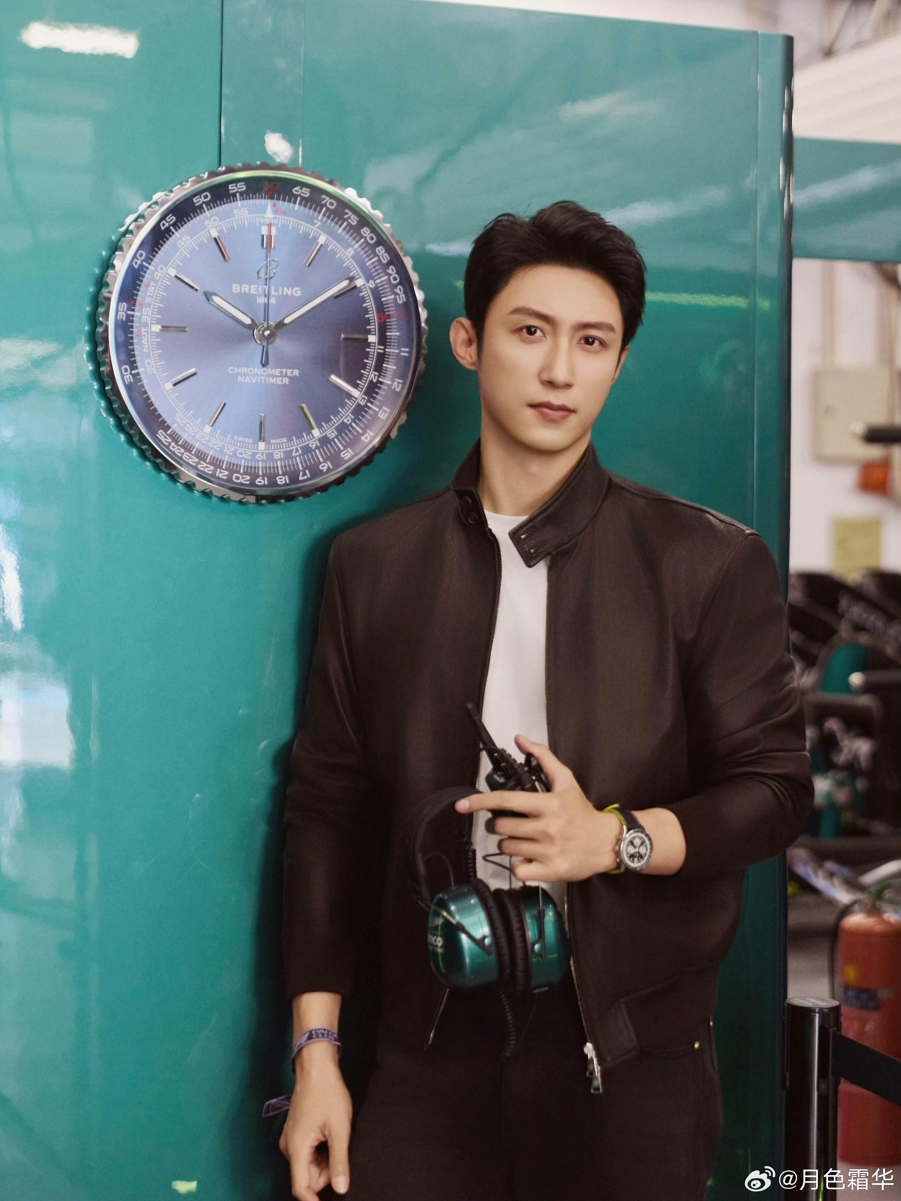 百年灵选黄景瑜当代言人，证明他们是个很稳的牌子，看上黄景瑜因为他们做的是军表，航