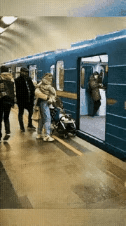 爱心无关地位高低。女士身后的大汉，明明知晓那小车是女士的，却并未伸出援手。而这位