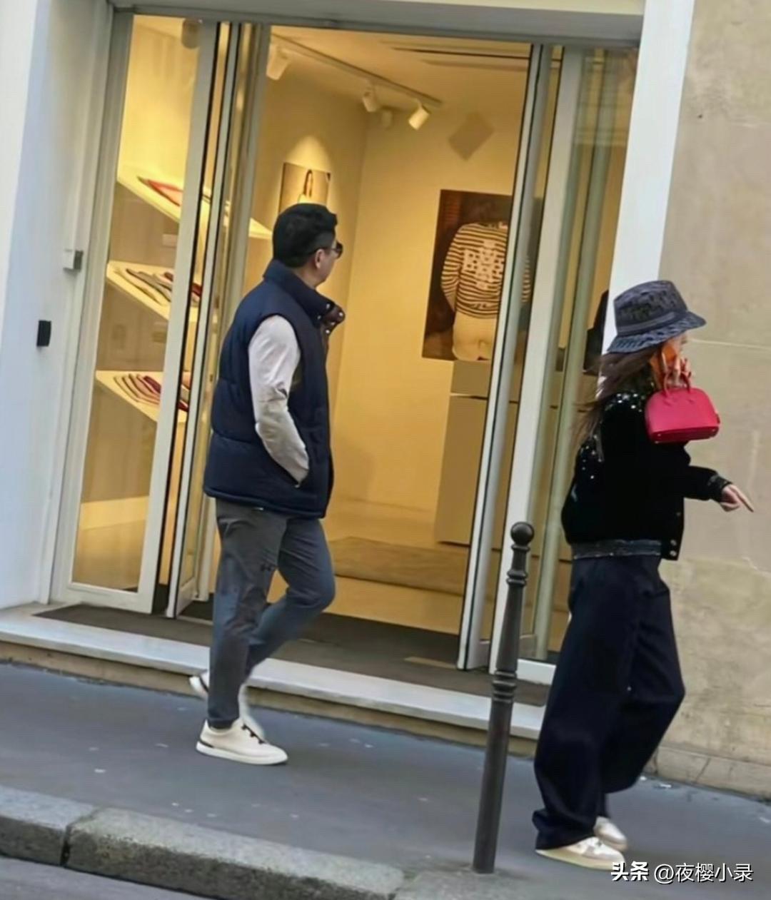 52岁刘强东陪老婆章泽天在巴黎逛奢侈品店，他一路跟在老婆身后，双手插兜，外表好平