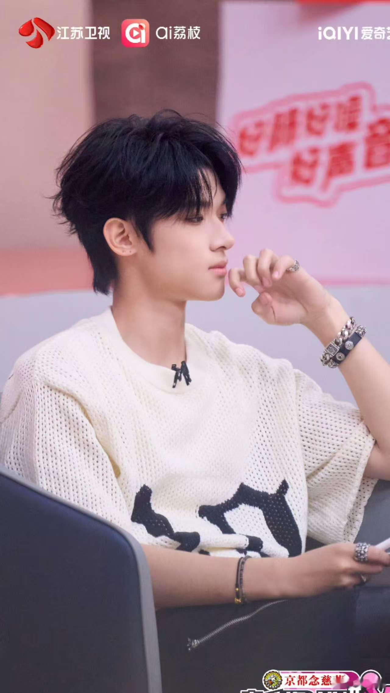 张峻豪黑衣造型slay全场  这才是真正的黑马王子了吧，咱就是说《音乐缘计划2》