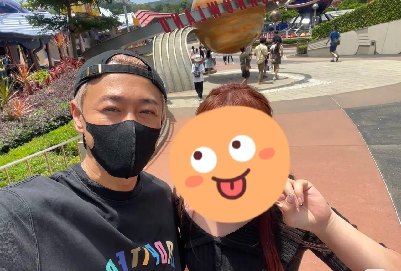 太惊喜了，网友在香港迪士尼偶遇林峯！



林峯不仅是个好丈夫，更是个好父亲啊，