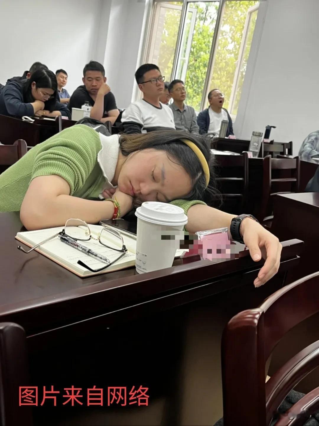 你发现了没
失眠有一种特效“药”
让他(她)去开会
甭管大会小会
眼睛迷瞪几下灵