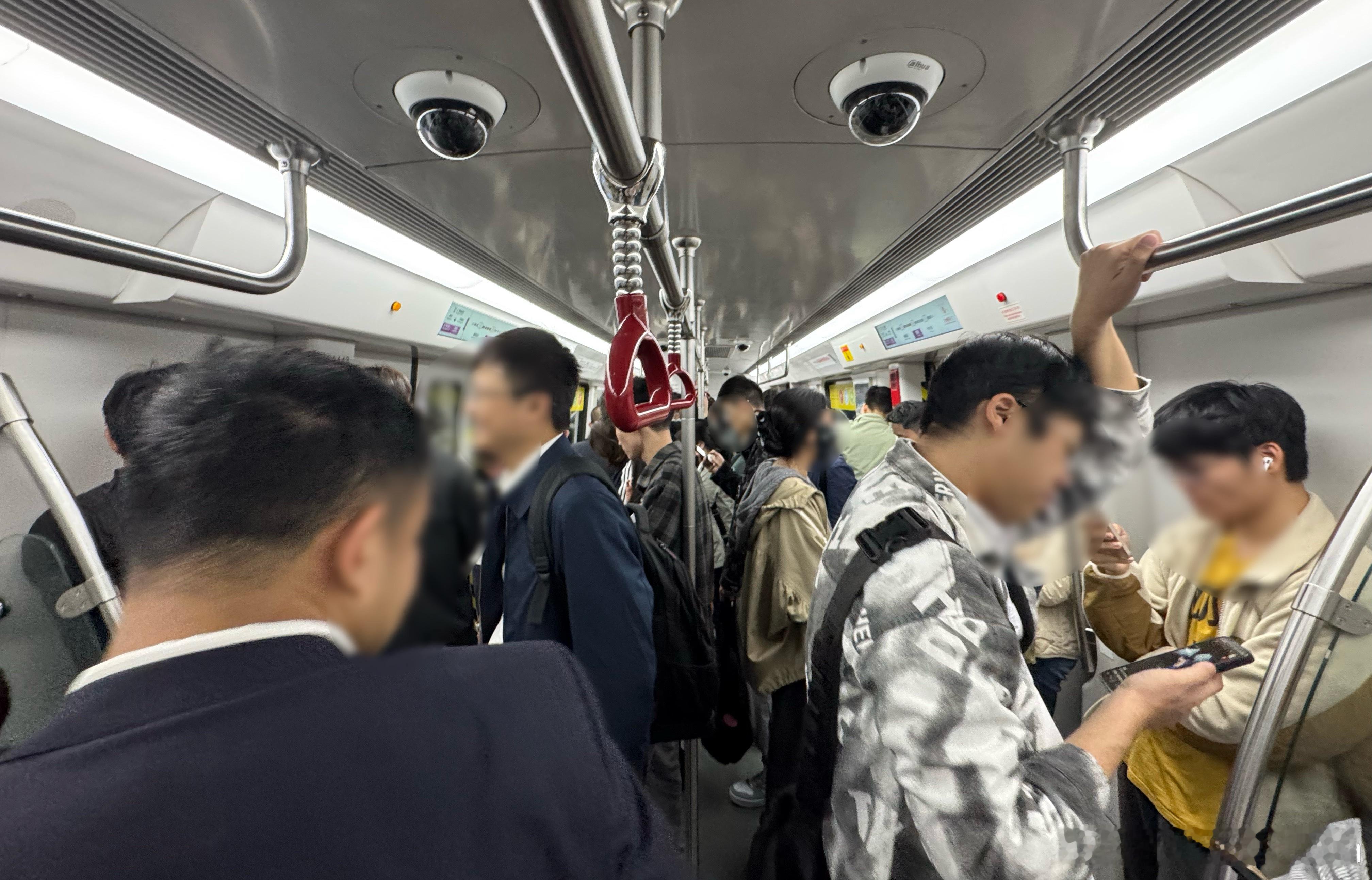 为避开堵车，我选择了地铁，1月份底的广州，我短袖，居然热我一身大汗。。。 广州