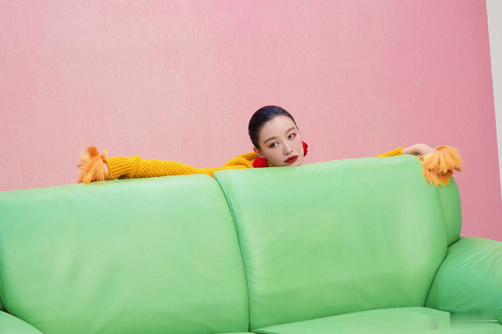 倪妮时装九套金九封面倪妮九切面独角戏倪妮连登15年时装封面 红色张扬，白色纯粹，