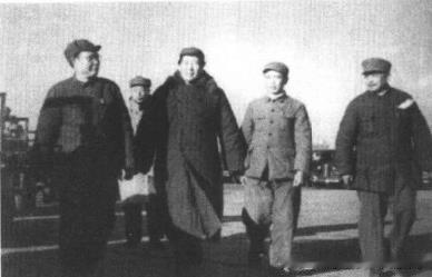1949年春，毛泽东与叶剑英、聂荣臻、叶子龙、李克农(从左至右)在西郊机场