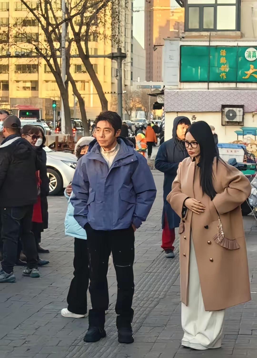 本来是帅哥美女，给人家拍的丑丑的。