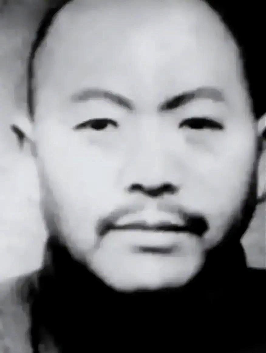 1941年，汉奸黄标靠着一块竹片，把20多个姑娘从日本军官眼皮子底下救了出来。