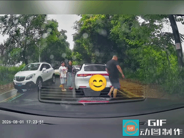 原认为白车就是停一下，取个东西而已，谁知车子停下后，开车的和坐车的都离开车子，走
