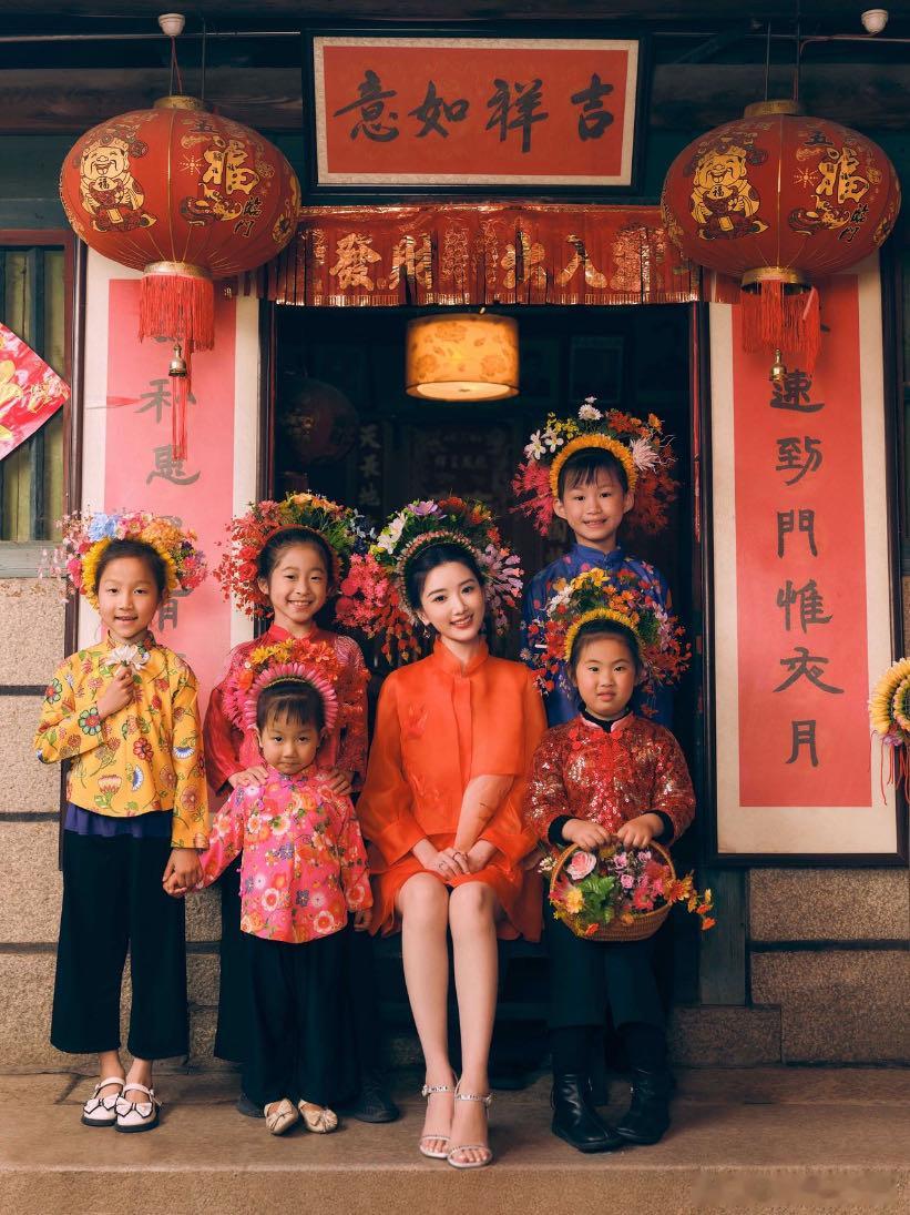 主动参与服饰设计，坚持蝴蝶图腾呼应万物有灵，细节里全是文化尊重～ 