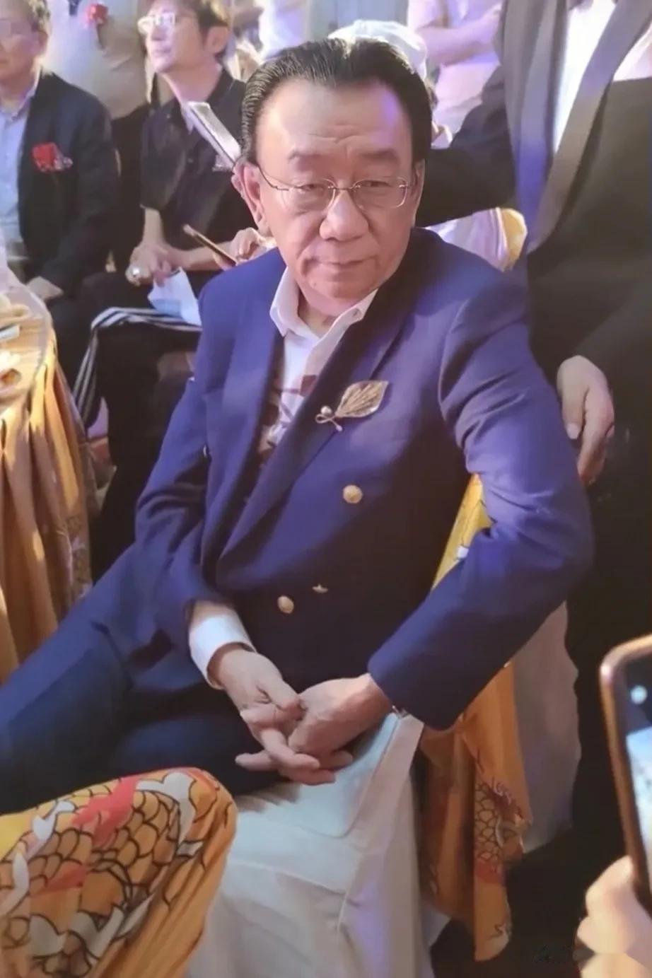 一次，秦岚和郭德纲同台说相声，秦岚表示，想要拜郭德纲为师，郭德刚一摆手说:这哪成