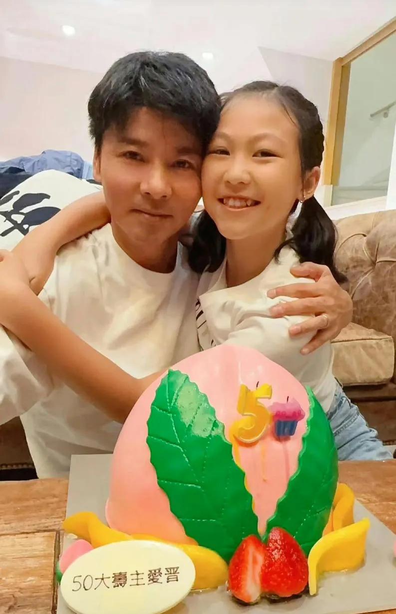 蔡少芬晒一家五口为老公张晋庆祝50岁生日的温馨照片，三个孩子围绕在父母身边，显得