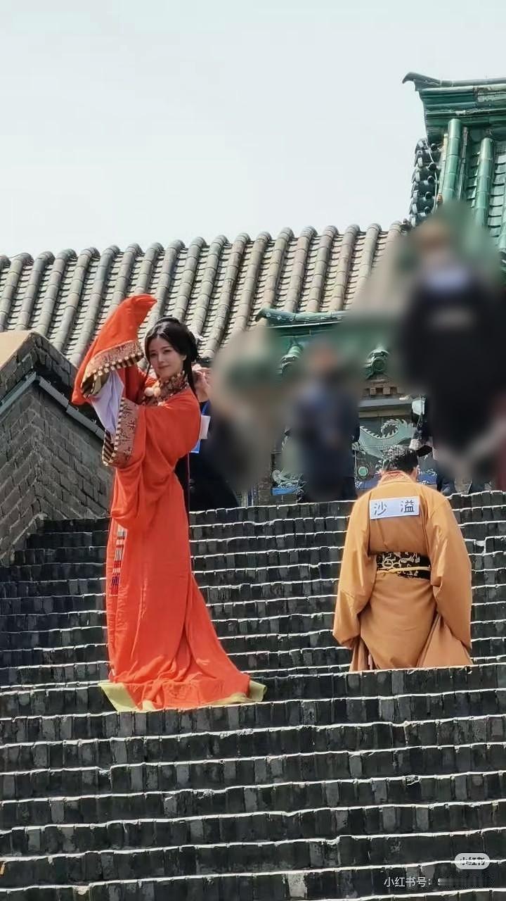 奔跑吧错位神图！高阶之上，沙溢跪伏请罪，君王怒目，斩令将下。白鹿一袭赤衣，踏阶而