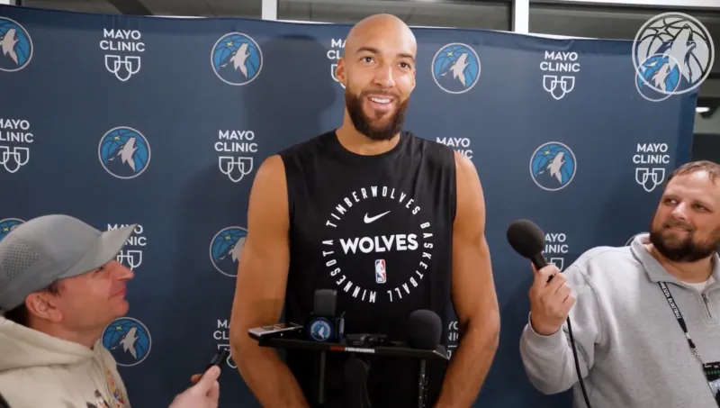 #戈贝尔谈李凯尔# 还是好兄弟！今天森林狼将对阵灰熊，此前森林狼签约李凯尔，在接