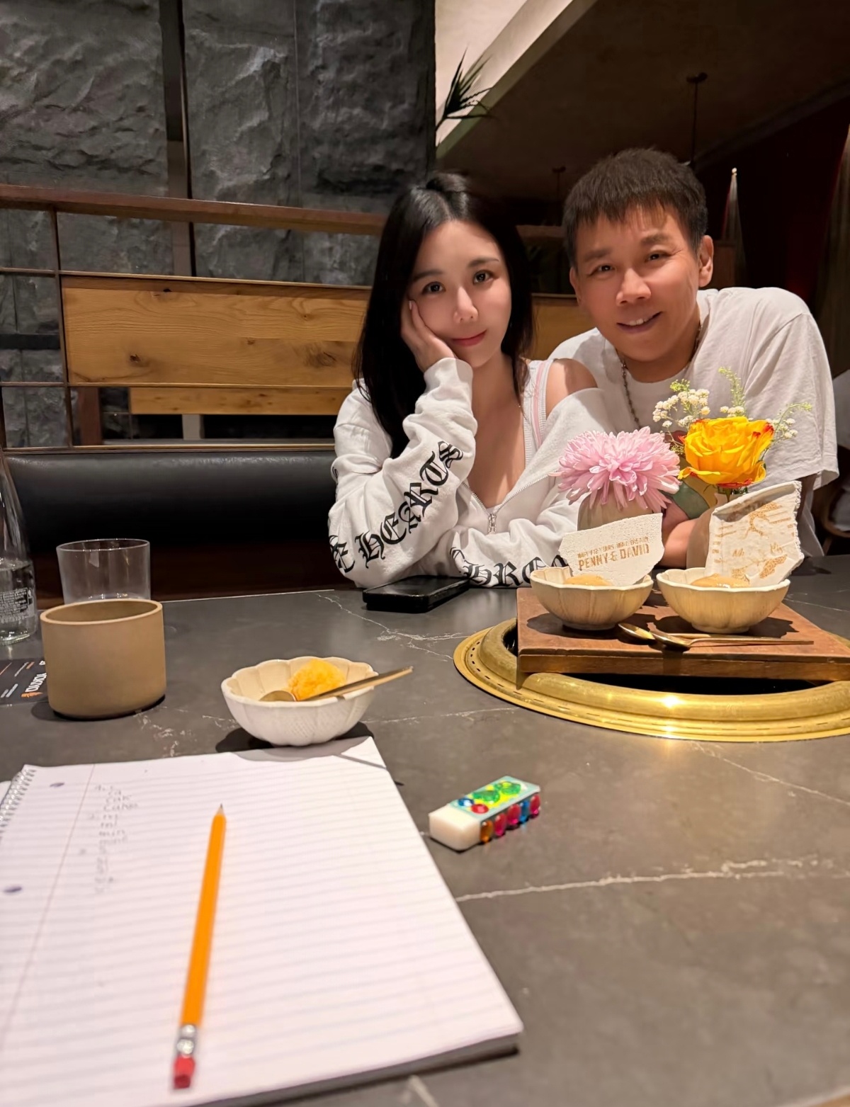 陶喆和老婆penny庆祝结婚12周年，图1不会是儿子bonbon拍的吧？孩子一边