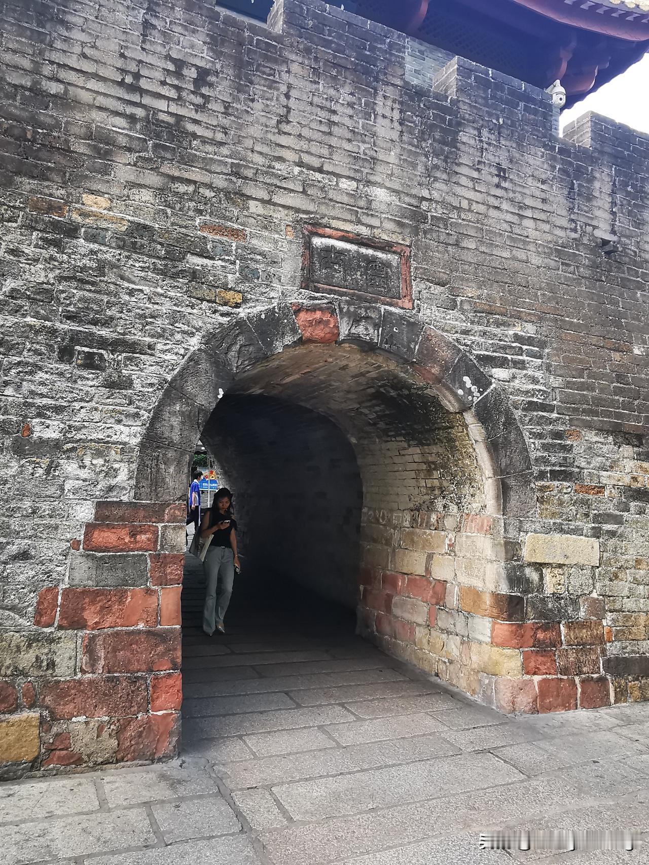 聊聊航母命名背后的历史故事。

北洋水师有7镇8远15艘军舰，所以我们16号辽宁