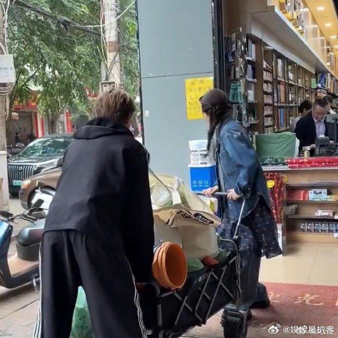 王鹤棣白鹿买了一车东西俩人拉满一车物资超有画面感，棣棣直接化身大力士拎着大兜重物