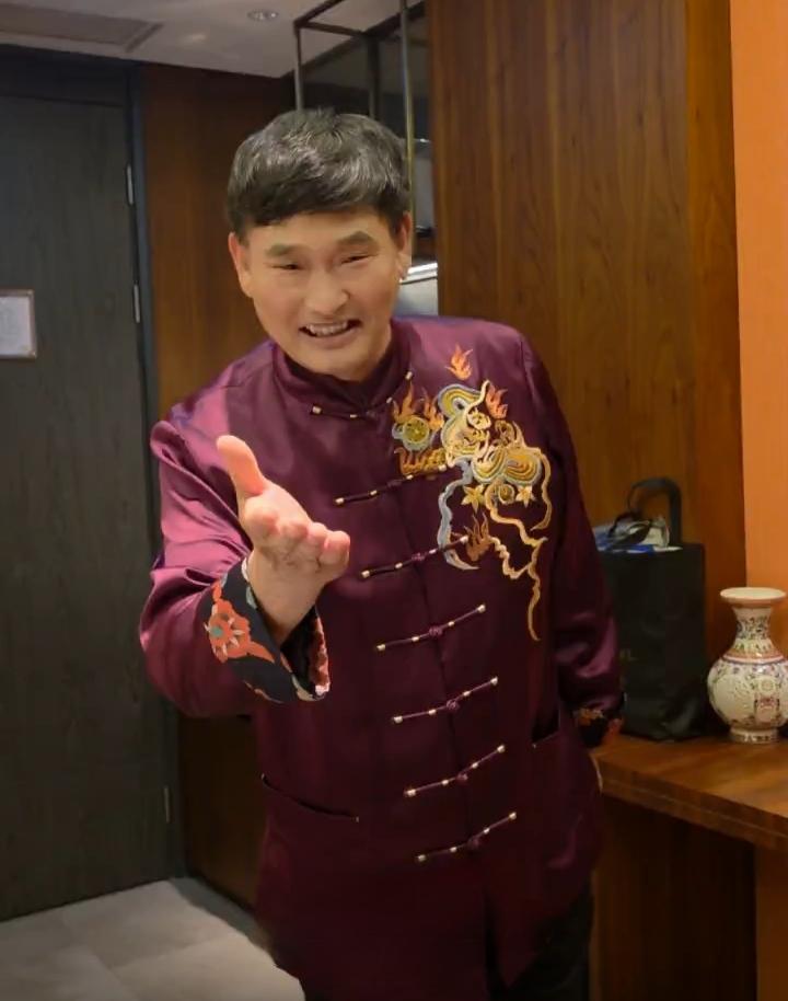 彩排时于文华为何叮嘱大衣哥别提她是贵人？
在重庆奉节的文旅彩排现场，一段刚录好的