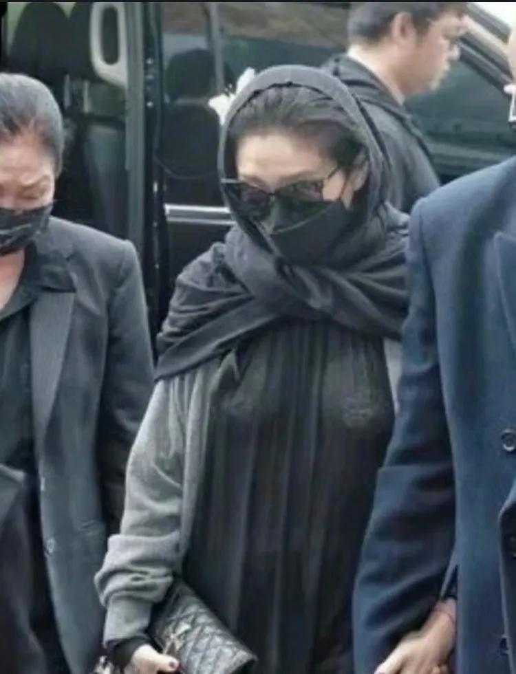 几天了、才弄明白穿个啥……
这几天传飞了的照片、还一直不理解网上说衣服透什么的、