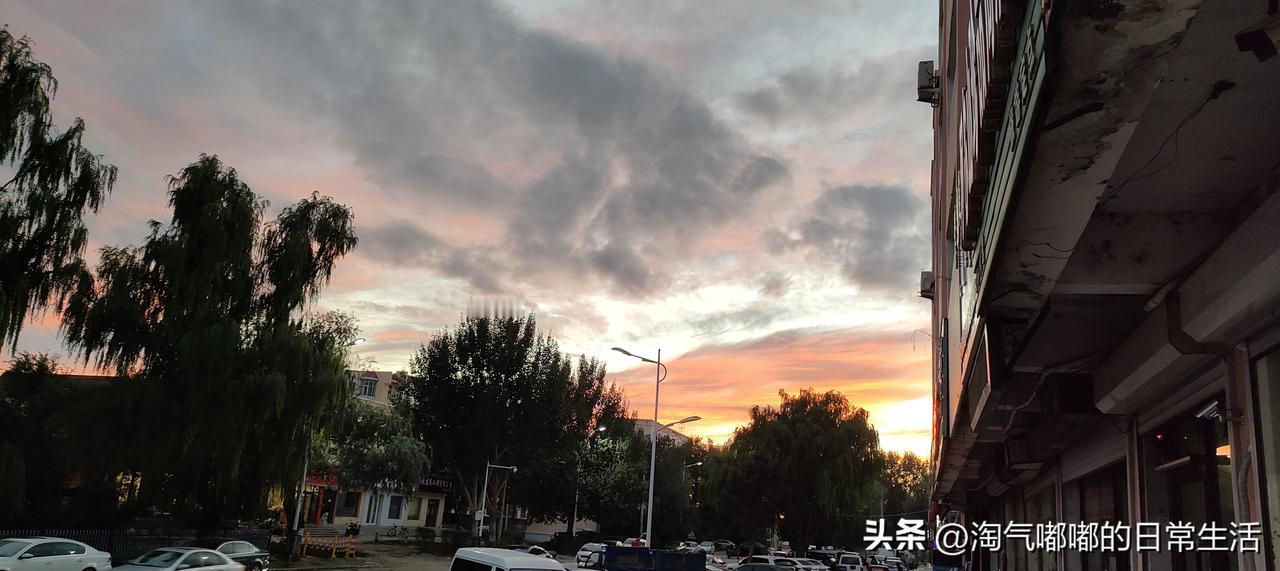 #分享一张你最喜欢的夕阳西下#夕阳西下，是一天的结束，也是新的开始。它带走了白天